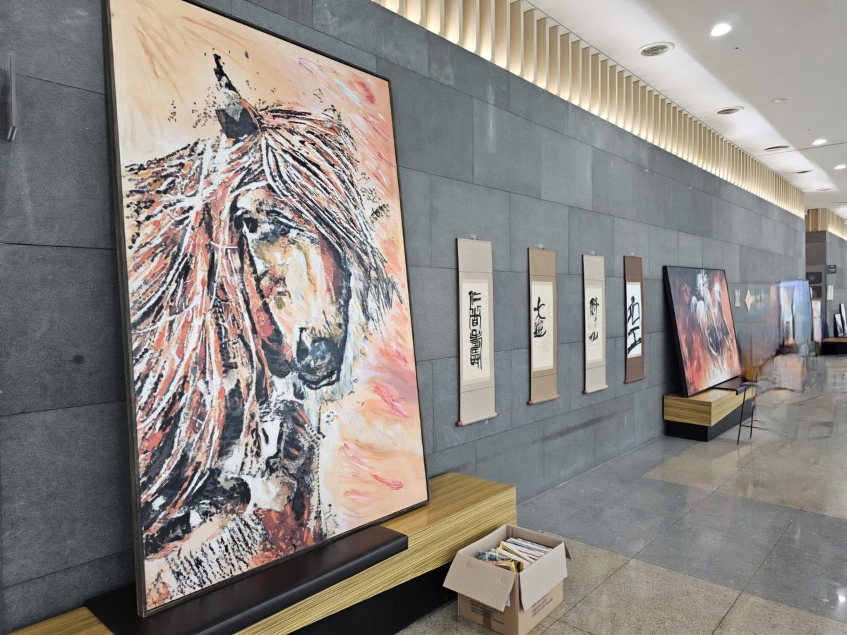 [인하대학교 60주년 기념관에서 열리고 있는 &lsquo;한중국제교류전(韓中國際交流展)&rsquo;]