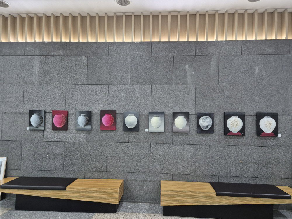 [인하대학교 60주년 기념관에서 열리고 있는 &lsquo;한중국제교류전(韓中國際交流展)&rsquo;]