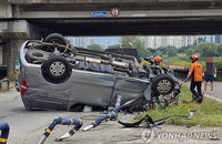대전 수침교 하상도로 진입 승합차 길말뚝 충돌 후 전복… 70대 운전자 50분 만에 구조