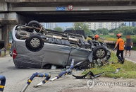 대전 수침교 하상도로 진입 승합차 길말뚝 충돌 후 전복… 70대 운전자 50분 만에 구조