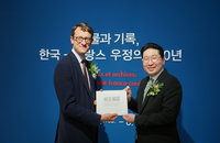 140년 우정 증표…'2천매 한정' 6·25 참전 우표, 佛 대사에게