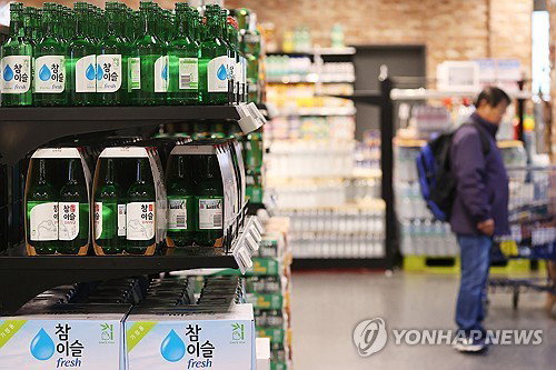 참이슬 15.7도 전격 인하, '술 소비 10분기 급감' 대변혁 오나