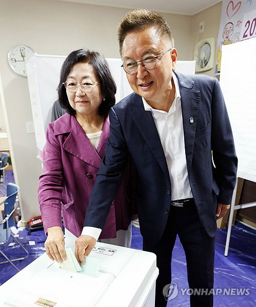 재선 도전 김영환 충북지사 후보 투표 마쳐... 