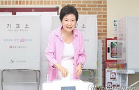 박근혜, 7장 용지 손에 쥐고 "반드시 투표"…보수통합 질문엔 '미소'
