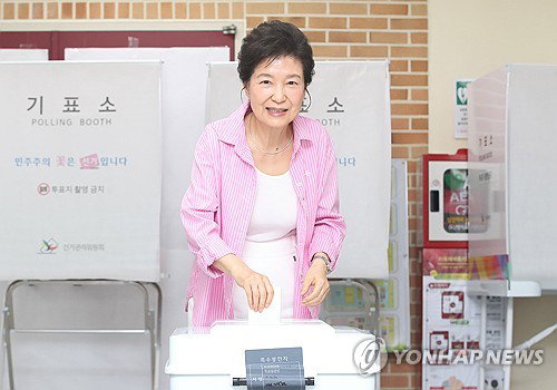 박근혜, 7장 용지 손에 쥐고 