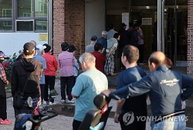 「후보 잘못 찍어」 투표지 찢고…울산 투표소 '아수라장'