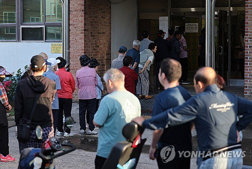 「후보 잘못 찍어」 투표지 찢고…울산 투표소 '아수라장'