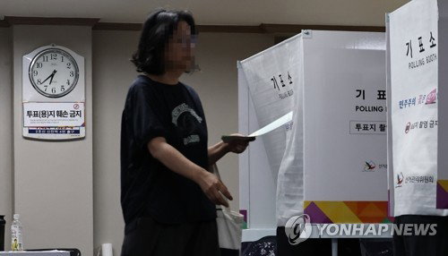 전국 투표소 곳곳서 행정 부실&middot;소란 파행&hellip;112 신고 399건 속출