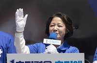 '유리천장' 깨뜨린 추미애, 헌정 사상 첫 여성 광역단체장 등극... 경기지사 당선 확실