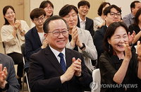 김석준 부산교육감 후보 4선 고지 눈앞, 지상파 출구조사서 압도적 우위 확보