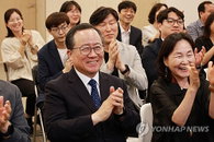 김석준 부산교육감 후보 4선 고지 눈앞, 지상파 출구조사서 압도적 우위 확보