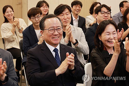 김석준 부산교육감 후보 4선 고지 눈앞, 지상파 출구조사서 압도적 우위 확보