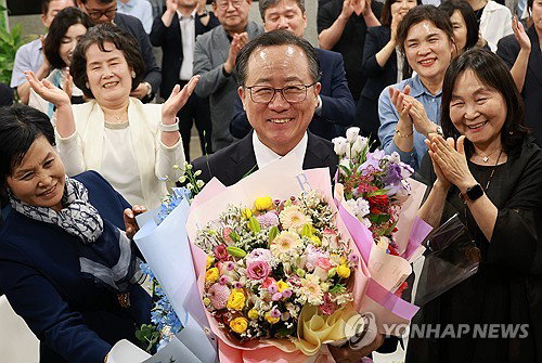 '지방선거 최초 4선' 김석준 부산교육감 당선 확실... 부산 교육 안정과 연속성에 무게