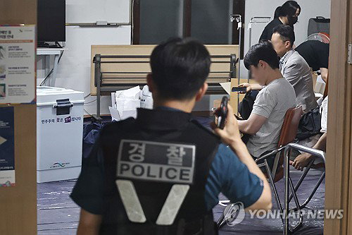 송파 잠실7동 투표소 수백 명 봉쇄... 투표용지 부족에 '선거 무효' 시위 격화