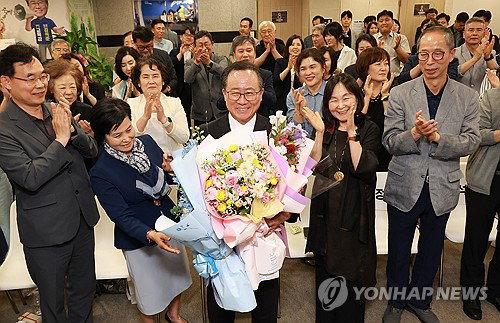 김석준 부산교육감 당선 확실, 사상 첫 4선 고지 점령... 보수 분열 속 AI 교육 가속화