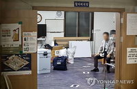 "오후 10시 투표" 잠실7동, 이송 지연에 선관위 '중단 결정'