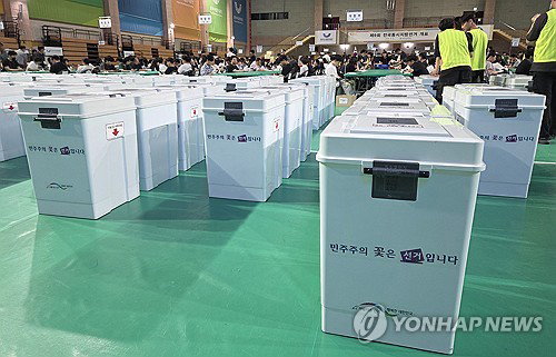 6&middot;3 지방선거 민주당 13개 광역단체 석권, 수도권&middot;부산 권력 교체와 재보궐 압승