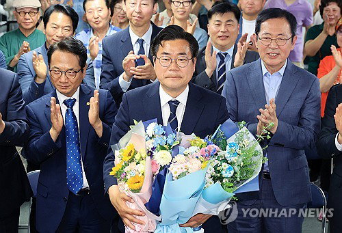 인천의 선택은 박찬대, 53.5% 득표로 시장직 탈환하며 '현직 연임 잔혹사' 이어가