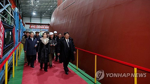 北 김정은, 8700t급 핵잠수함 건조 현장 시찰하며 해군 핵무장화 가속 선언