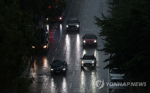 '스텔스' 종말! 9월 자동점등, 전기차 감속등