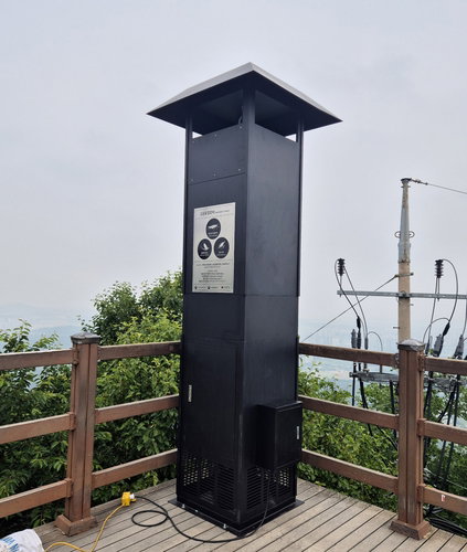 인천 계양산 '러브버그' 대규모 공습 차단&hellip;헬기 동원해 고공 포집기 투입