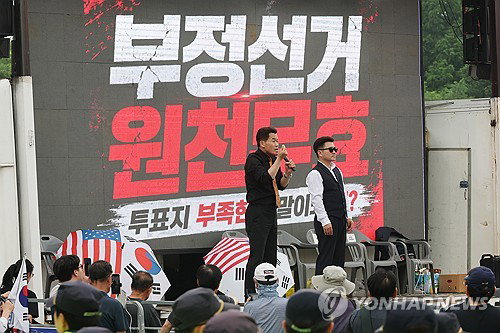 '투표용지 부족' 사태에 선관위 포위한 시위대&hellip; 사상 초유의 지방선거 무효 논란