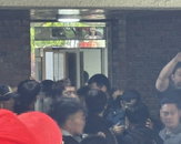 '사흘 봉쇄' 잠실 투표소, 경찰 진입…시위 해산