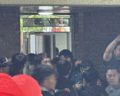 '사흘 봉쇄' 잠실 투표소, 경찰 진입…시위 해산
