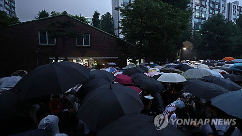잠실 투표소 24시간 봉쇄, 1천명 대치…선관위 책임론