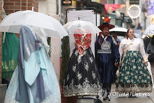 명동은 '북적', 中 '프리패스' 확대…문턱 낮추기만 능사일까
