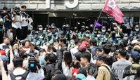 '부정선거' 2천명 시위, 잠실 개표소 2시간 봉쇄…서울 마비 '초유의 사태'