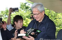 AI 황제 젠슨 황, 150명 팬과 셀카…'삼소 회동'도 멈춘 대중 친화력