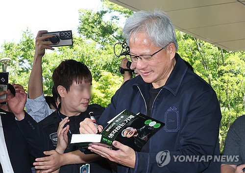 AI 황제 젠슨 황, 150명 팬과 셀카…'삼소 회동'도 멈춘 대중 친화력