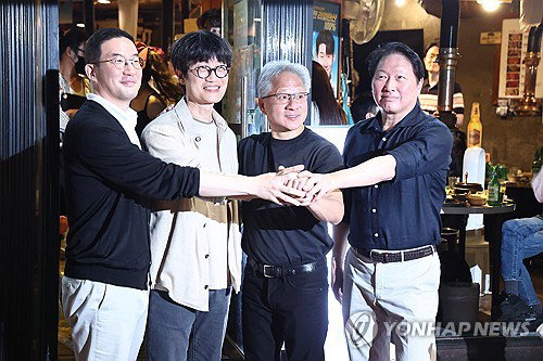 황 엔비디아, 韓에 'AI 4대 선물'…반도체 주가 급등 예고