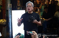 젠슨 황, '노래방 대신 K-치킨'…2억 매출 BBQ 찾아 한국 사랑 재확인