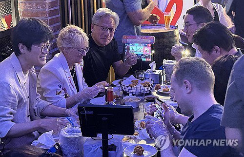 최태원 244만 '통큰 골든벨', 젠슨 황 「주가 빵!」 AI 동맹 강화 시그널