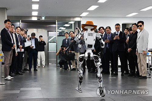 젠슨 황, 韓 게임사 러브콜…'게임' 로봇 AI 뇌 된다