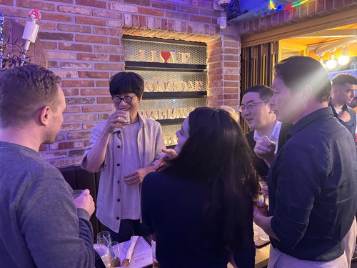 '고기 굽는 막내' 구광모에 「나이스 가이」… 황, 홍대 달군 '동네 아저씨' 총수들