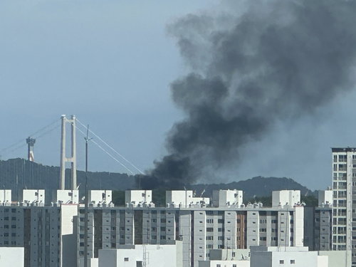 울산 뒤덮은 검은 연기…폐기물 화재 95분 만 진압