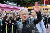 470만원 디올 품절시킨 젠슨 황 '전투복' 패션…가죽 재킷 검색 130% 폭증