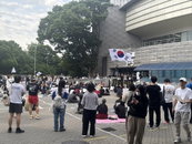 잠실 개표소 봉쇄 사흘째, 2030 주도로 시위 양상 변화… 투표함 반출 저지 장기화