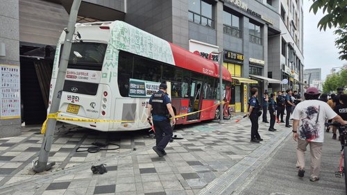 세종 도심 BRT 버스, 상가 돌진 '아찔'... 운전자만 부상