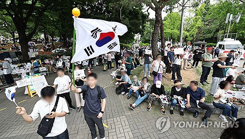 잠실 개표소 사흘째 봉쇄 시위, 1.3만명 '재선거' 외침… 행안부 장관 고발