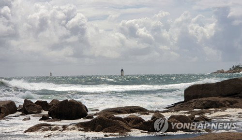 강릉 사천해변 '발만 담갔는데'... 70대 남성 파도에 휩쓸려 심정지