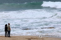 본격 피서철 앞둔 강릉 해안가 '살인 너울' 비상... 주말 새 1명 사망·2명 중태