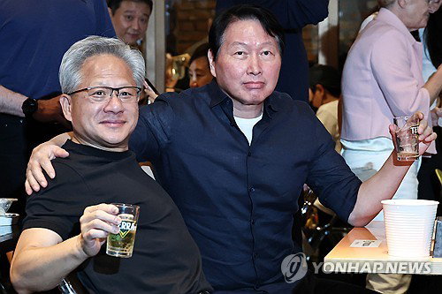 'HBM 더!' 젠슨 황, 두산 유니폼 입고 최태원과 깐부회동