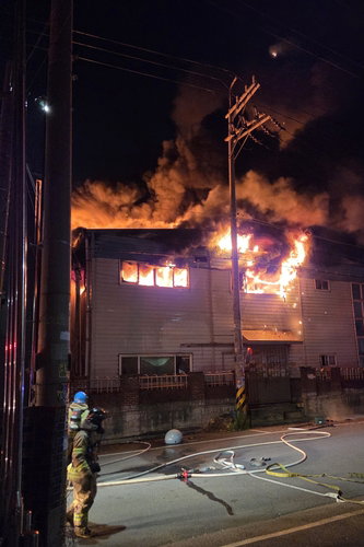 안산 포장지 공장 '5분 만' 1단계…불길 확산 초비상