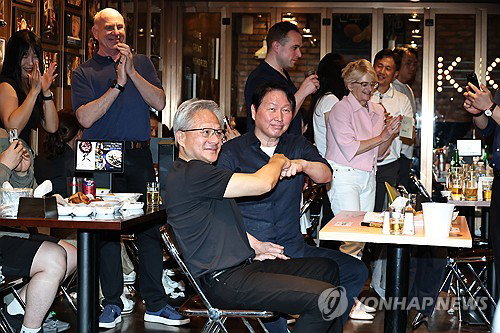 'AI 황제' 젠슨 황, 韓 치킨 113마리 완판...재계도 '홀릭'