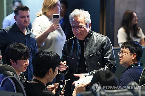황 젠슨, 韓 AI 30억달러 투입…로봇부터 클라우드까지 '접수'