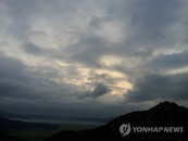 대구·경북 전역 소나기 동반 흐린 날씨 지속, 낮 최고 27도 분포 속 미세먼지 '좋음' 유지